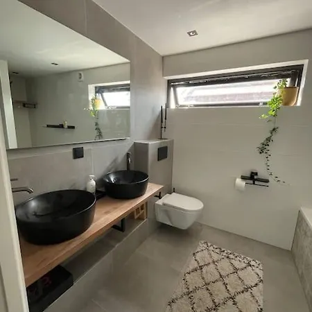 Vrijstaande Woning Aan Het Water Βίλα Lisserbroek